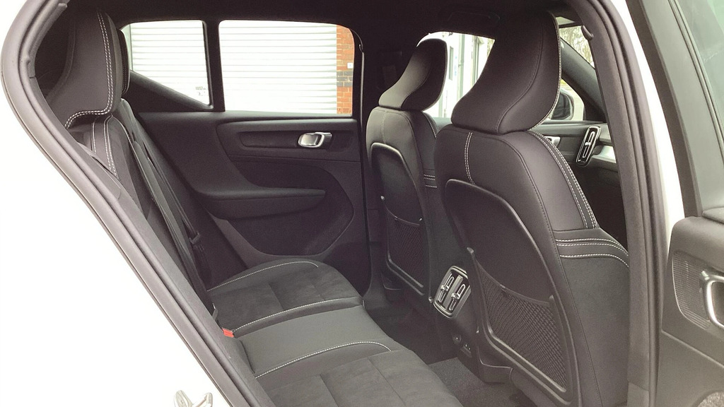 Volvo XC40 2.0 B3p Plus Dark YT26WWU #6