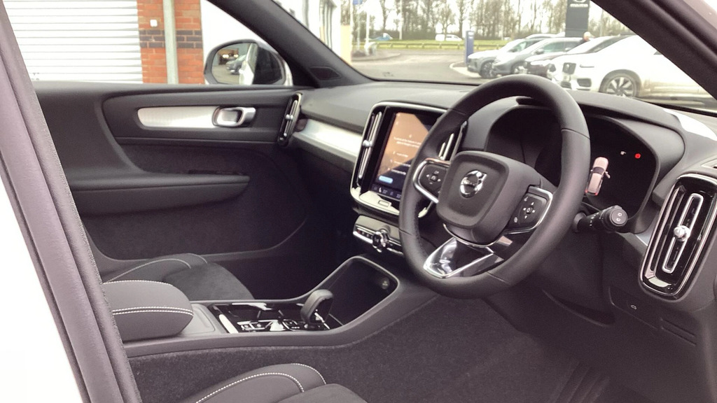 Volvo XC40 2.0 B3p Plus Dark YT26WWU #4