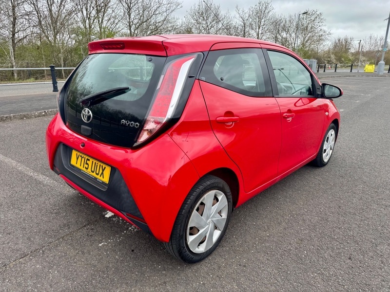 Toyota Aygo Vvt-i X-play YT15UUX Red #4