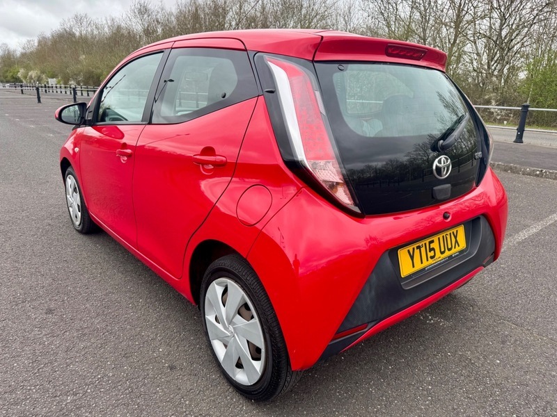 Toyota Aygo Vvt-i X-play YT15UUX Red #6