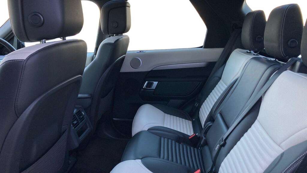 Land Rover Discovery 3.0 D300 Dynamic Se 2024 FG24UVE Black #4