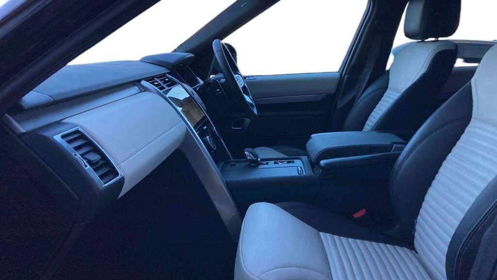 Land Rover Discovery 3.0 D300 Dynamic Se 2024 FG24UVE Black #3