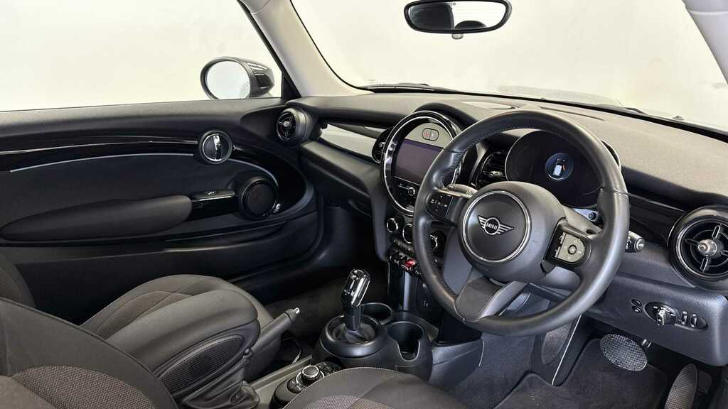 Mini Hatch 1.5 Cooper Classic 2023 YR73TRX Black #6