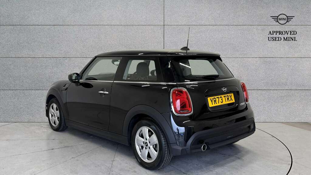 Mini Hatch 1.5 Cooper Classic 2023 YR73TRX Black #3