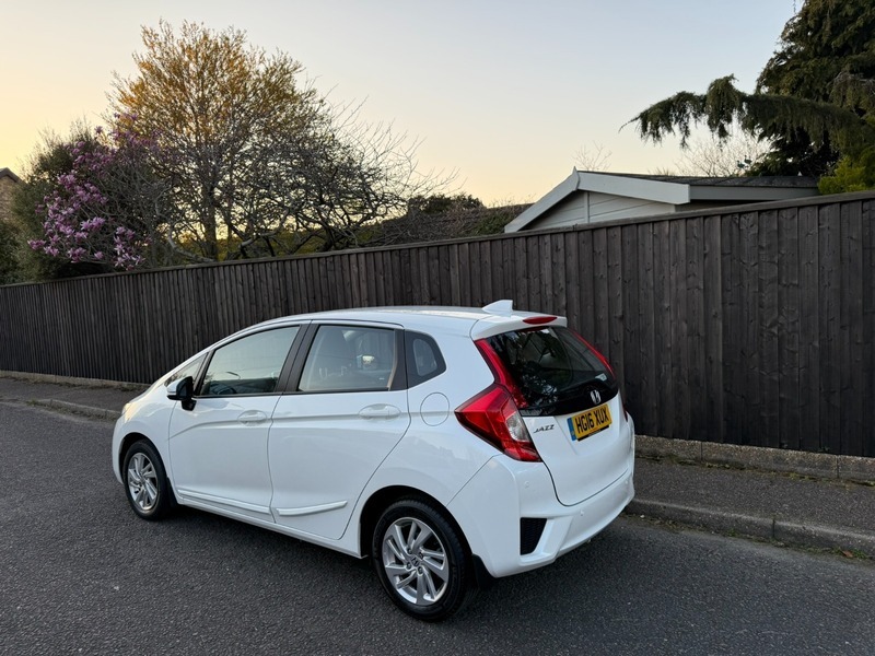 Honda Jazz I-vtec Se White #6