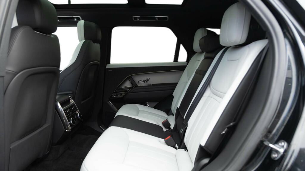 Land Rover Range Rover Sport 3.0 D300 Dynamic Se Black #4