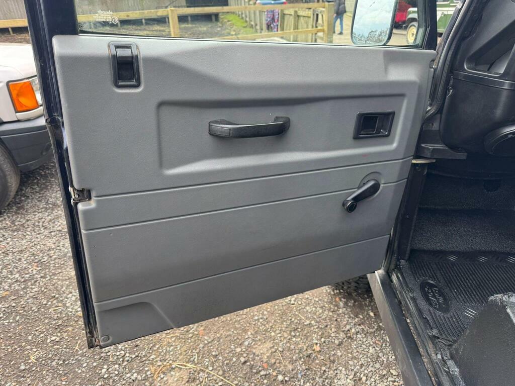 Land Rover Defender 90 90 Hard-top Td5 120 Green #29