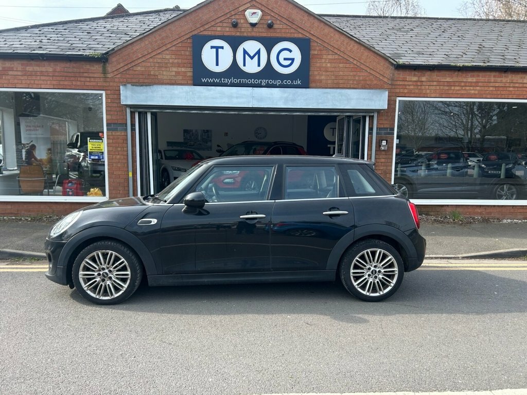 Mini Hatch 1.5L Cooper Black