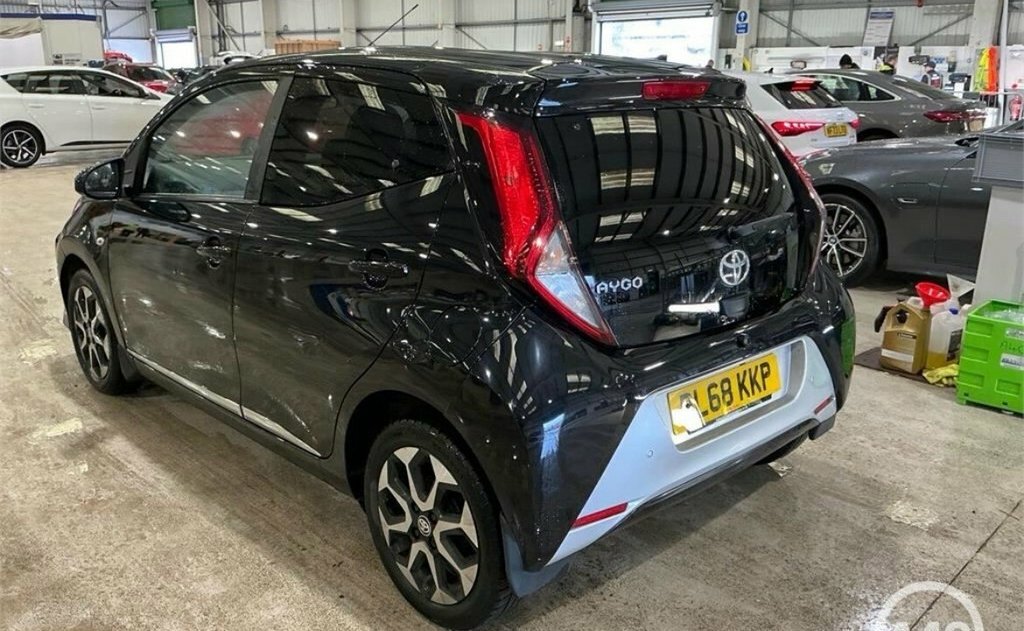 Toyota Aygo 1L X-plore PL68KKP Black #4