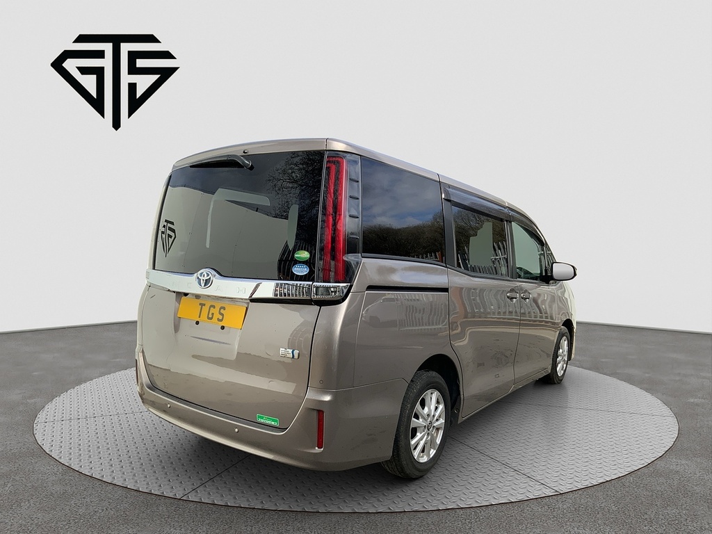 Toyota Noah Mpv Black #3