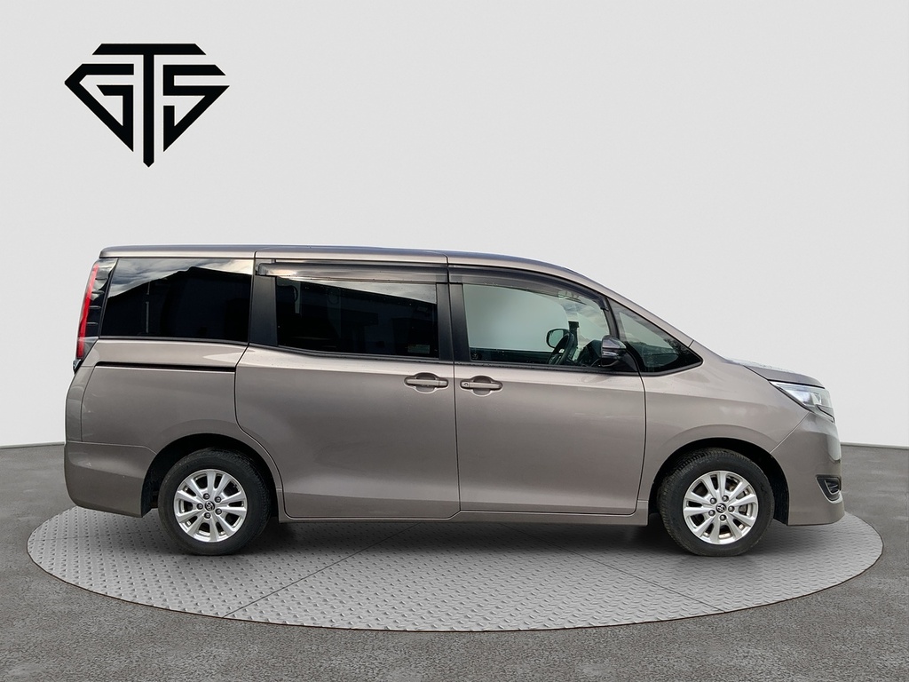 Toyota Noah Mpv Black #2