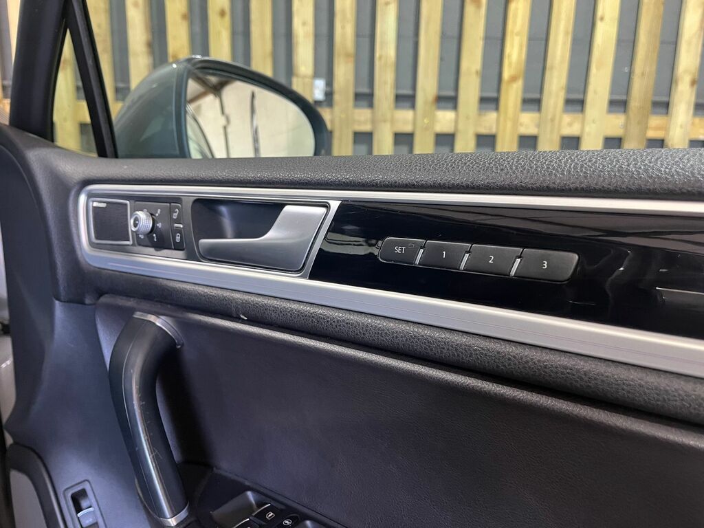 Volkswagen Touareg 3.0 Tdi V6 Bluemotion Tech R-line Suv T LR66BJU Grey #3