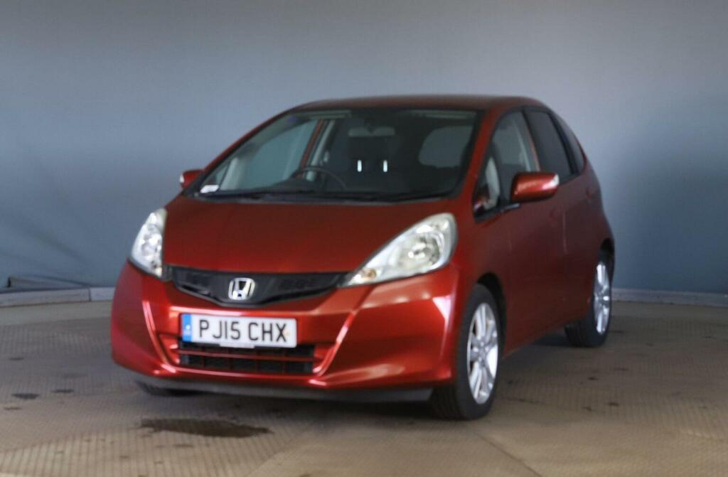 Honda Jazz Hatchback 1.4 I-vtec Es Plus Cvt Euro 5 2015 PJ15CHX Red #3