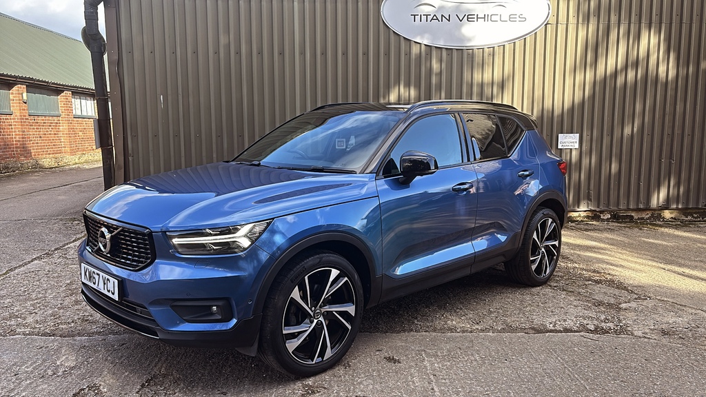 Volvo XC40 R Design Red #11