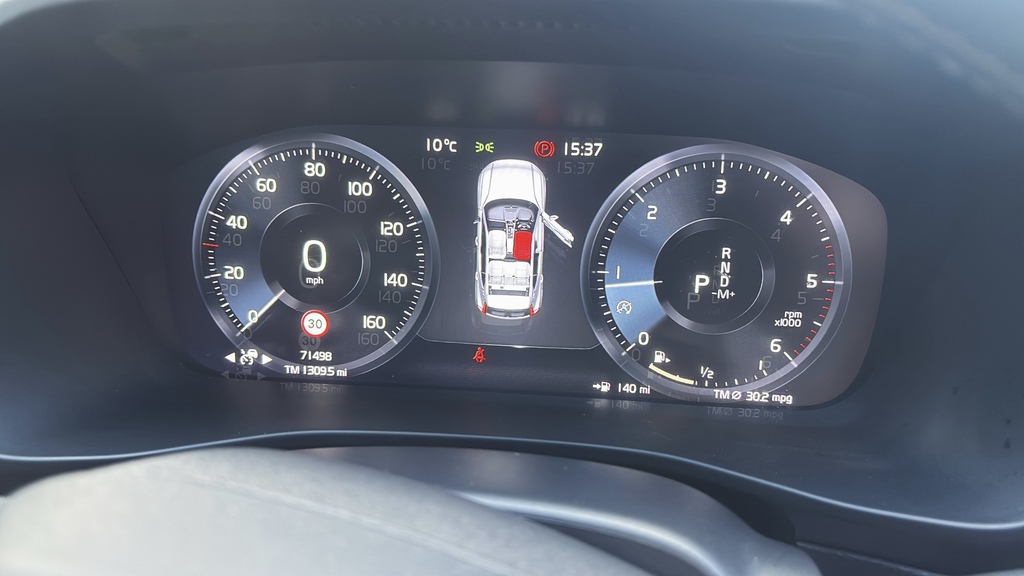 Volvo XC40 R Design Red #15