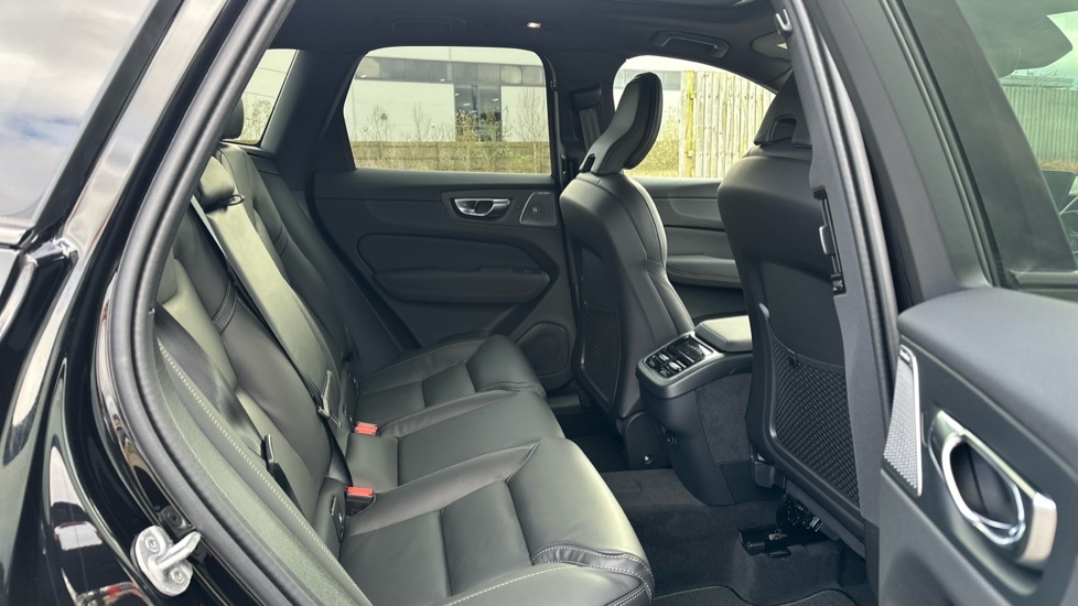 Volvo XC60 Black Edition Ultra, B5 Awd Mild Hybrid, FG26ZWX Black #6