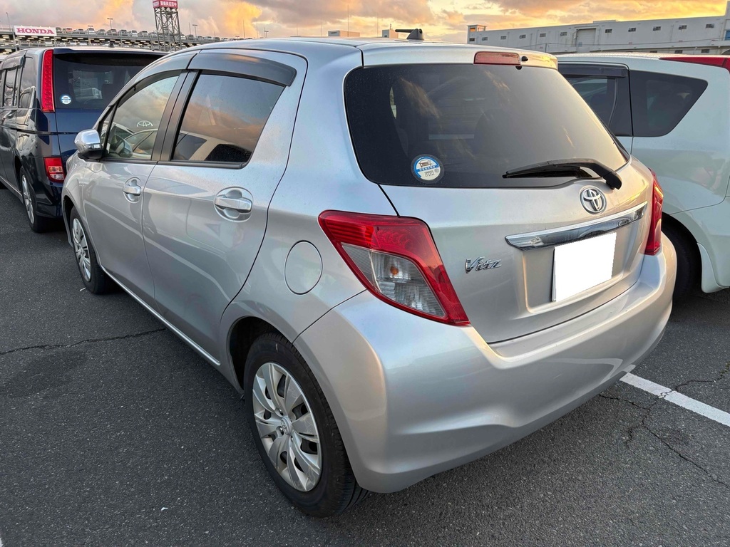 Toyota Yaris Vitz 1.3 201363 5 Seats Ule  Silver #2