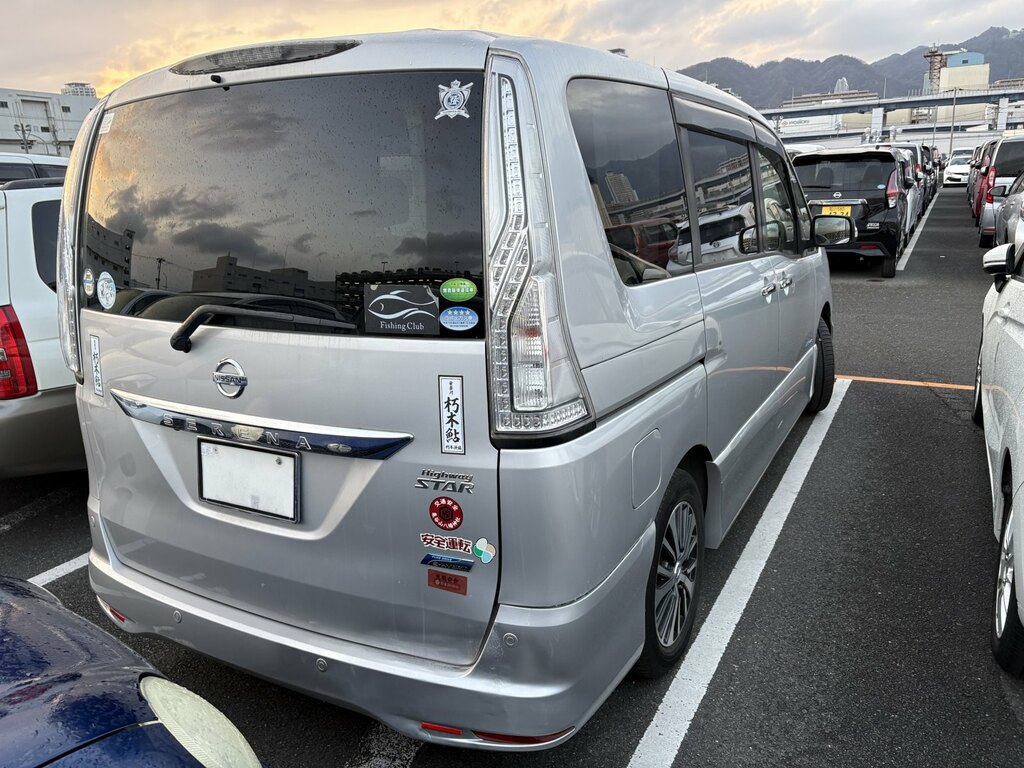 Nissan Serena 2.0 201515 Highway Star S-hybri Silver #2