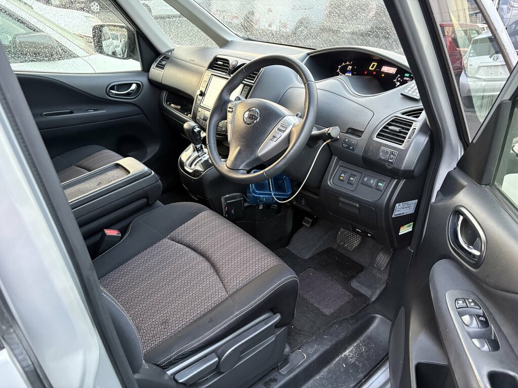 Nissan Serena 2.0 201515 Highway Star S-hybri Silver #3
