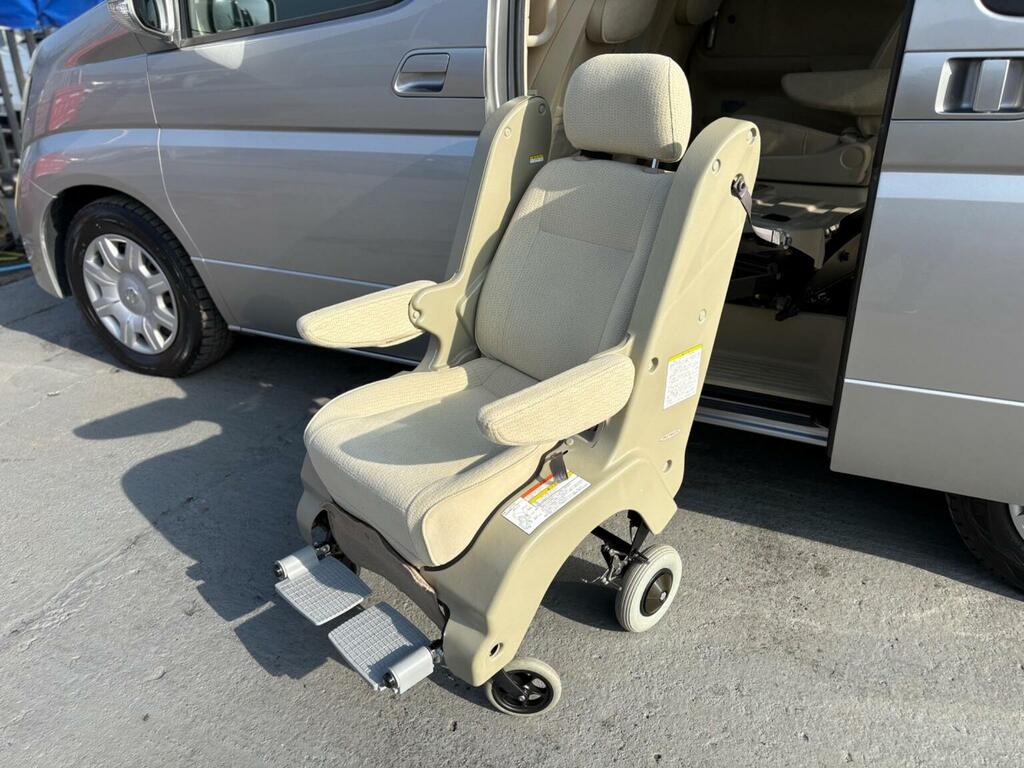 Nissan Elgrand Mpv 2.5 4Wd 7 Seats 200555 Silver #3