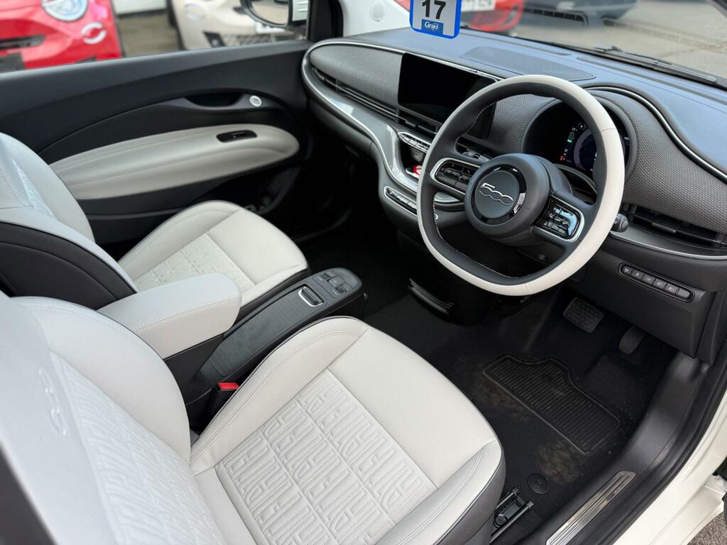 Fiat 500E 42Kwh La Prima White #4