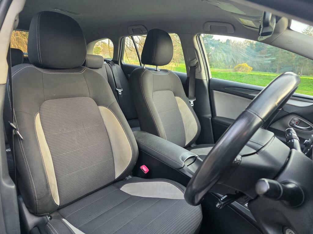 Toyota Avensis 2.0 D-4d Business Edition Touring Sports Euro 6 S White #4