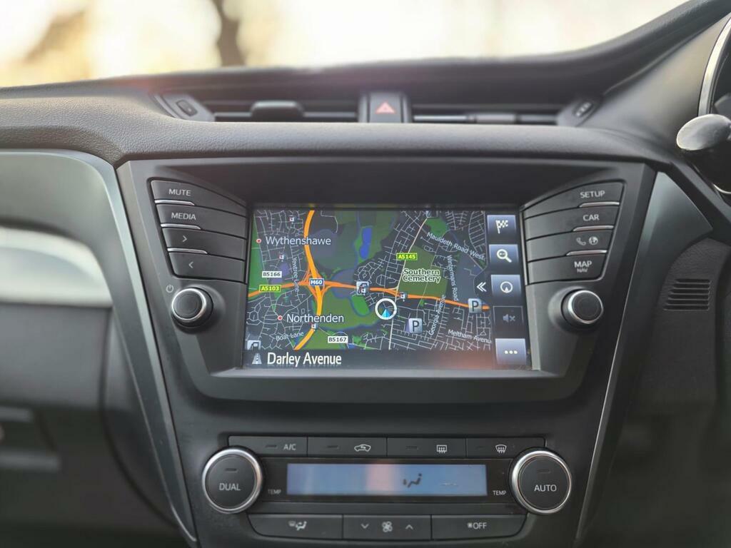 Toyota Avensis 2.0 D-4d Business Edition Touring Sports Euro 6 S White #2
