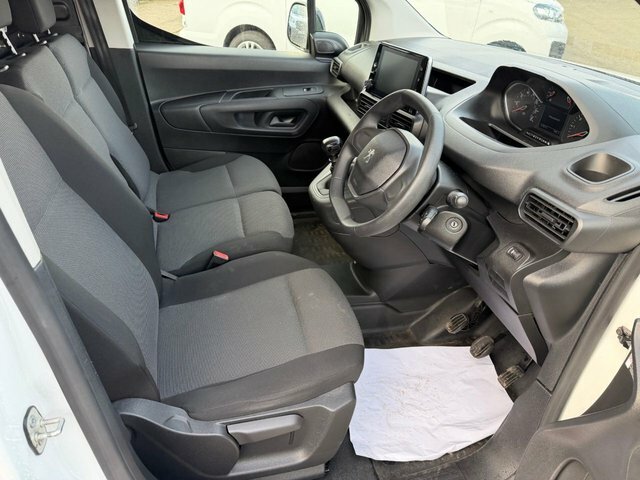 Peugeot Partner Bluehdi 1000 Professional Premium LR22OAO White #3