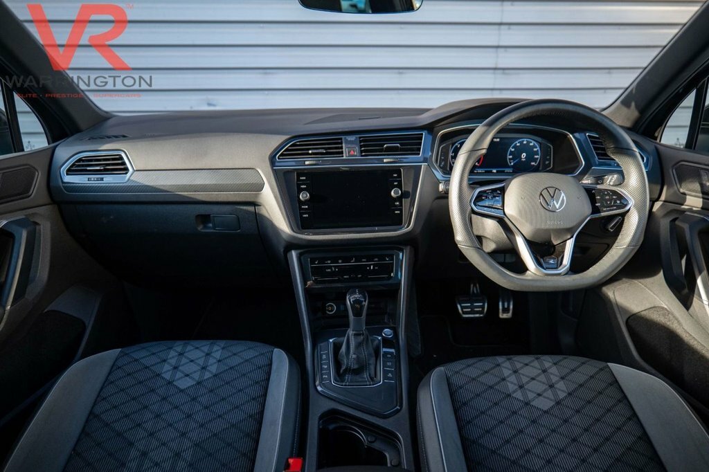Volkswagen Tiguan 2L R-line VU72JYW Black #2