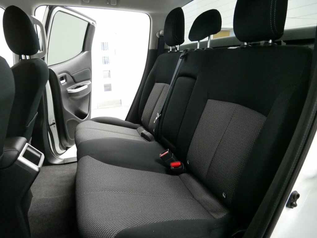 Mitsubishi L200 2.3L 2.2 Di-d Dc Warrior Pickup Double Cab Die White #6
