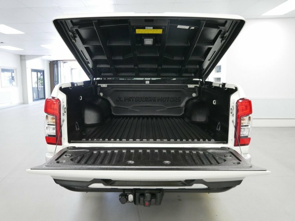Mitsubishi L200 2.3L 2.2 Di-d Dc Warrior Pickup Double Cab Die White #2