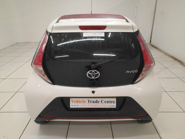 Toyota Aygo 1.0 Vvt-i X-claim Funroof Euro 6 PK67ETR White #6