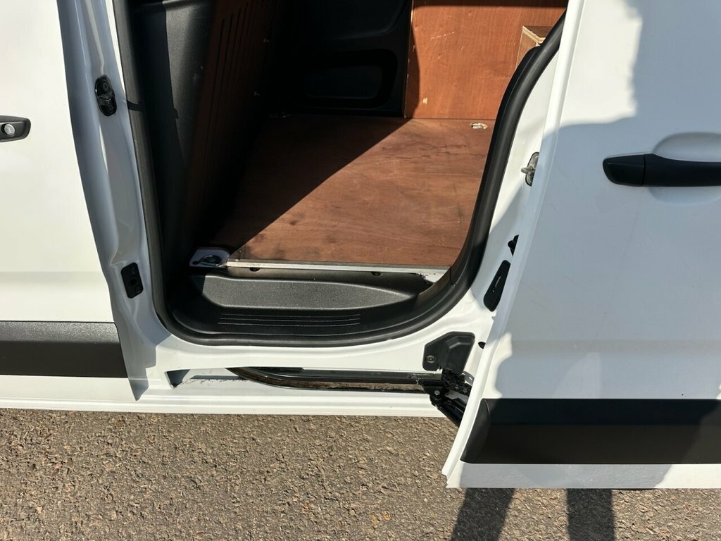 Vauxhall Combo 1.5L Edition White #6