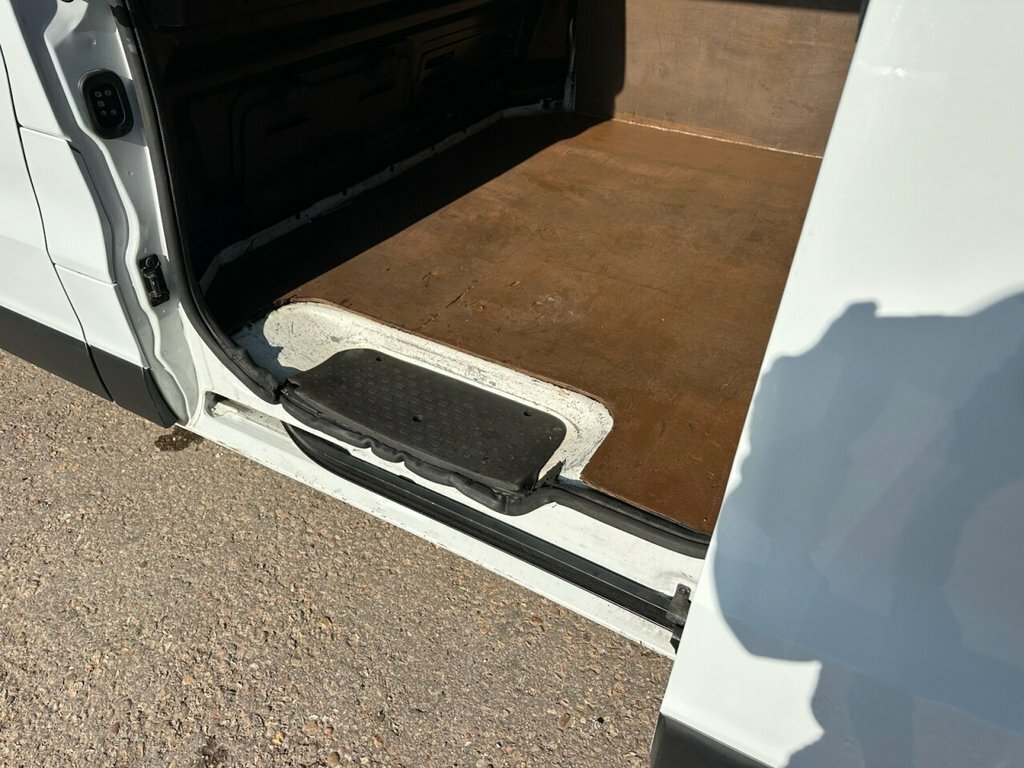 Renault Trafic 2L Business FG71VYA White #6