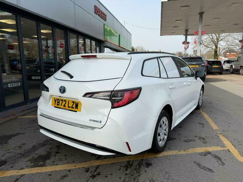Nissan U1894 White #5