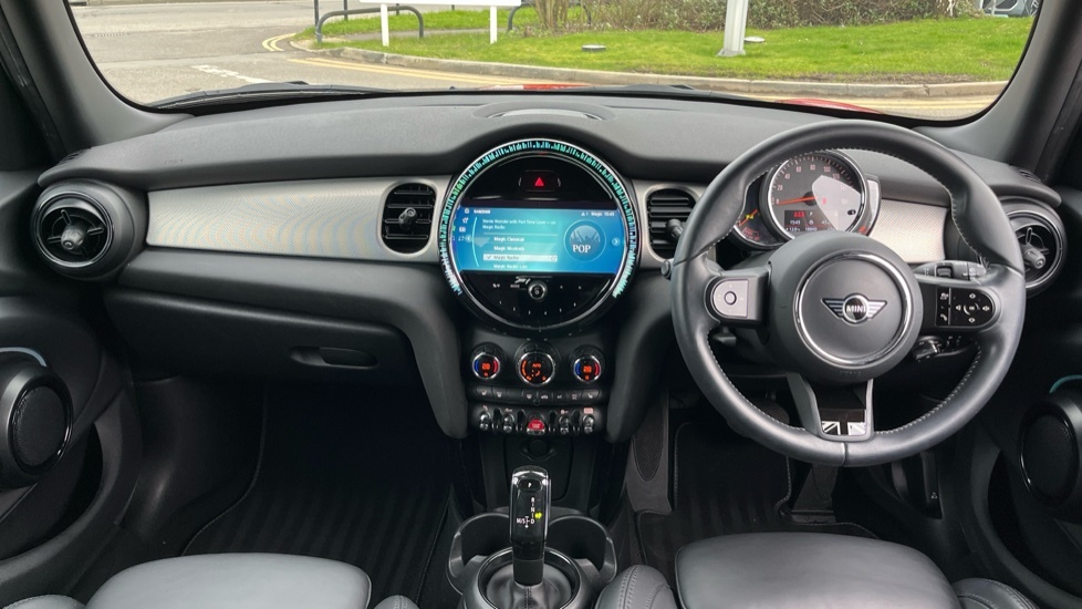 Mini Hatch 5-Door Hatch Cooper Exclusive KR71NYW Red #4