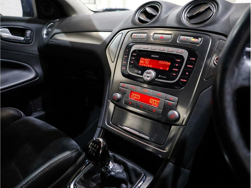 Ford Mondeo Hatchback Grey #4