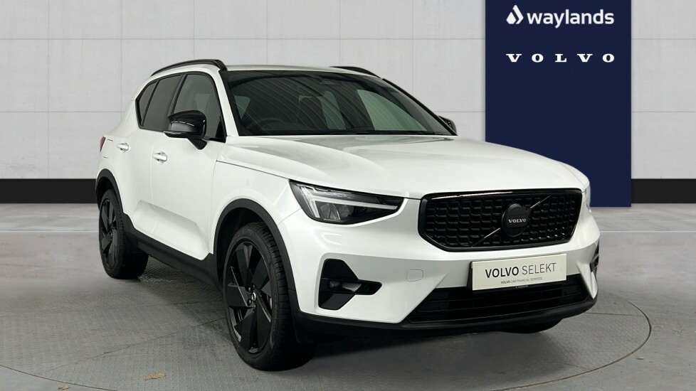 Volvo XC40 B3 Black Edition Plus, Mild Hybrid, Roa White