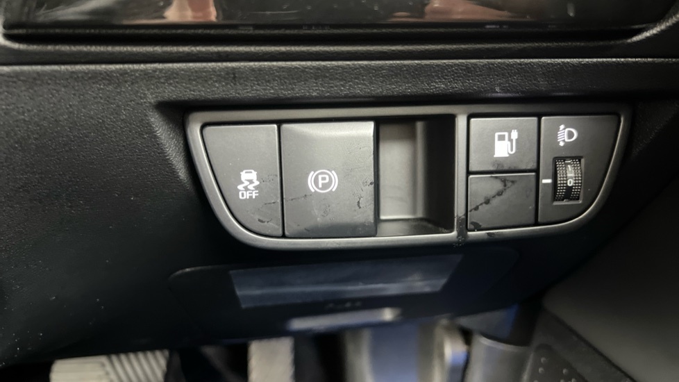 Kia  3 1.5P Mt Isg Silver #36