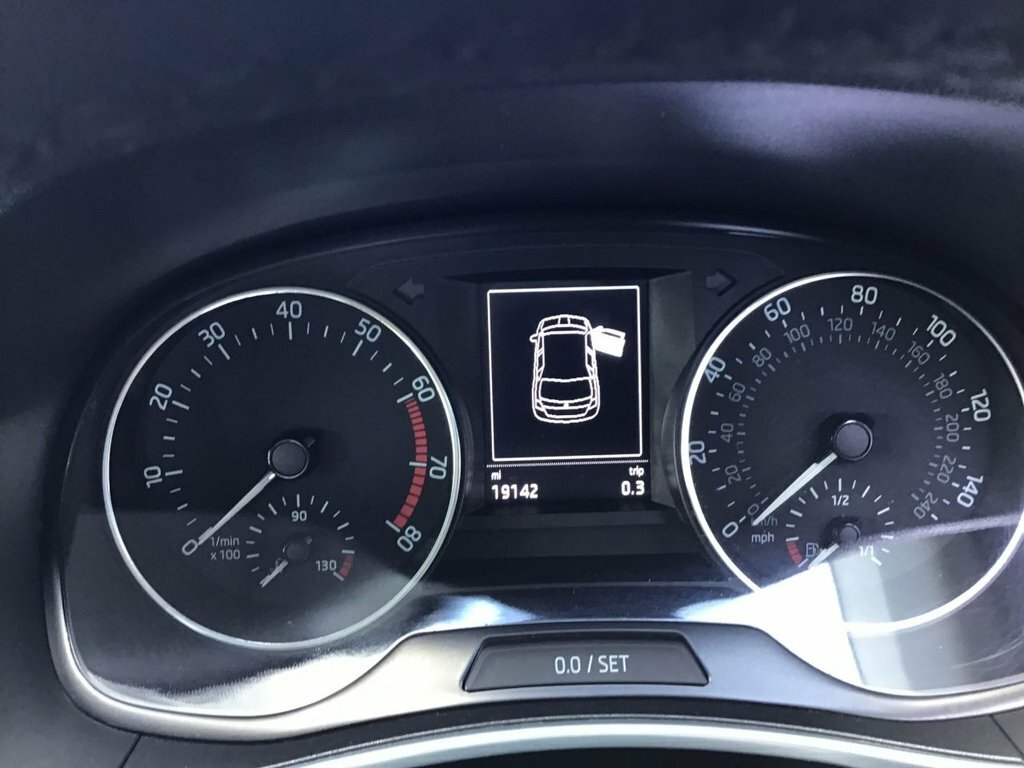 Skoda Fabia Tsi Se Hatchback White #5