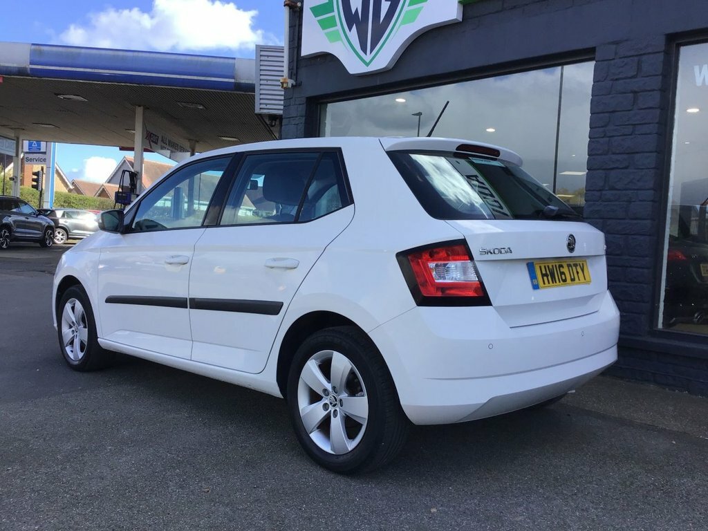 Skoda Fabia Tsi Se Hatchback White #3