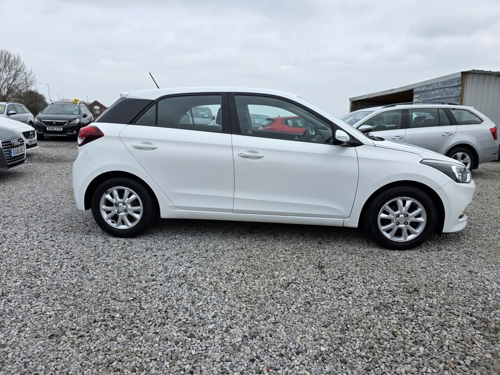 Hyundai I20 Hatchback 1.2 I20 Se 1.2 84Ps My17 201717 ML17HBU White #5
