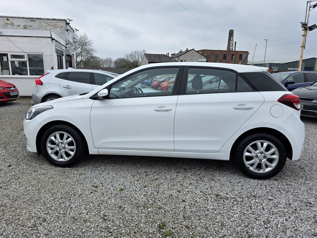Hyundai I20 Hatchback 1.2 I20 Se 1.2 84Ps My17 201717 ML17HBU White #4