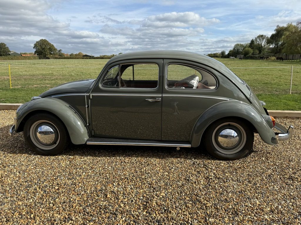 Volkswagen Beetle Saloon Green #4