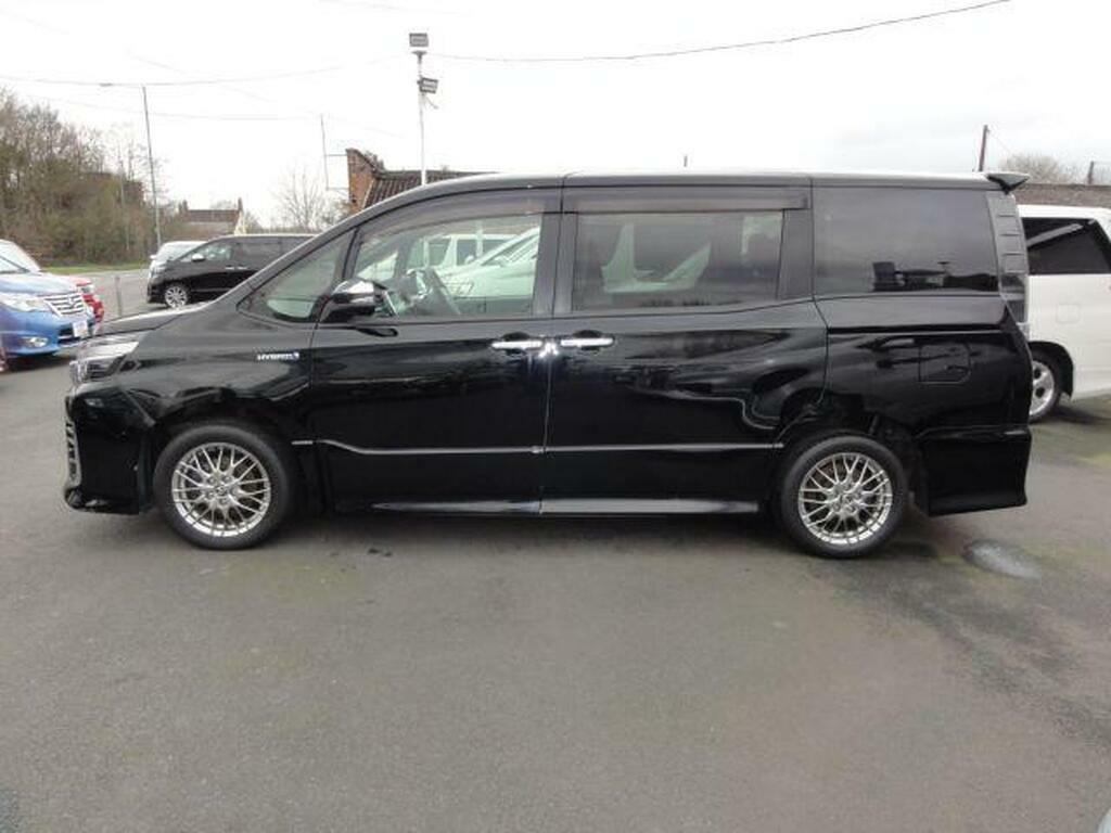 Toyota Voxy 1.8 Black #9