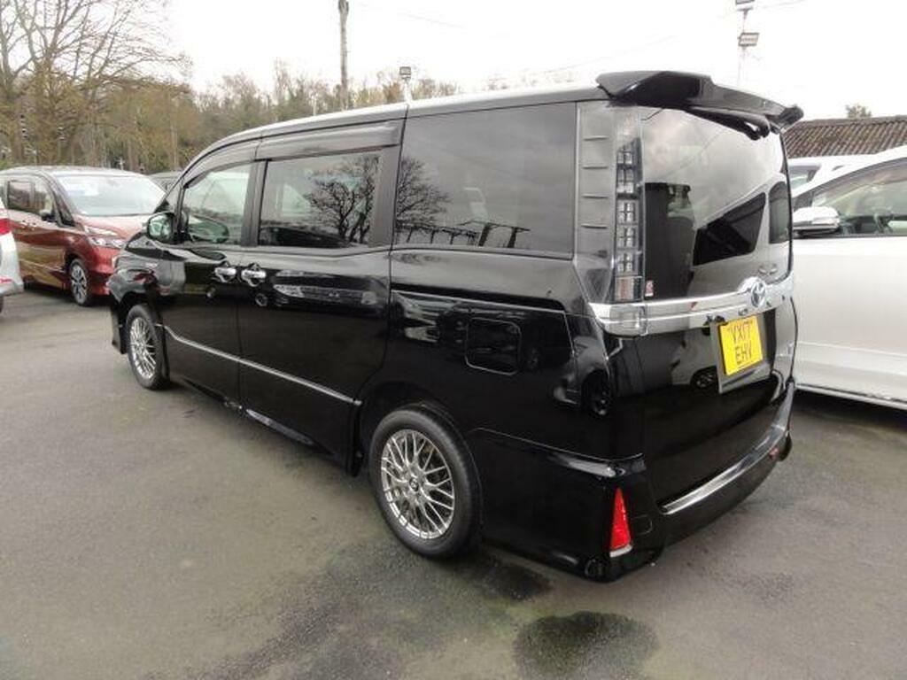 Toyota Voxy 1.8 Black #4