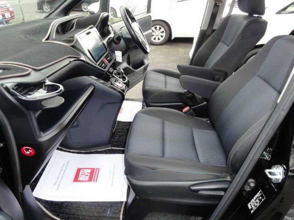 Toyota Voxy 1.8 Black #25