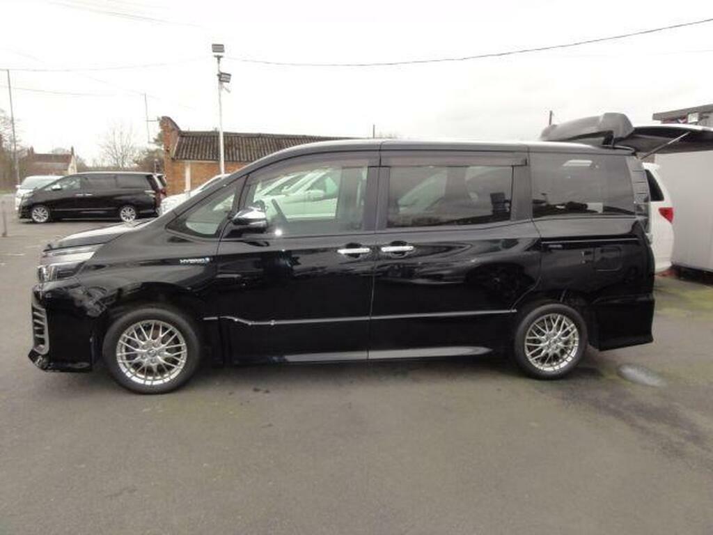Toyota Voxy 1.8 Black #8
