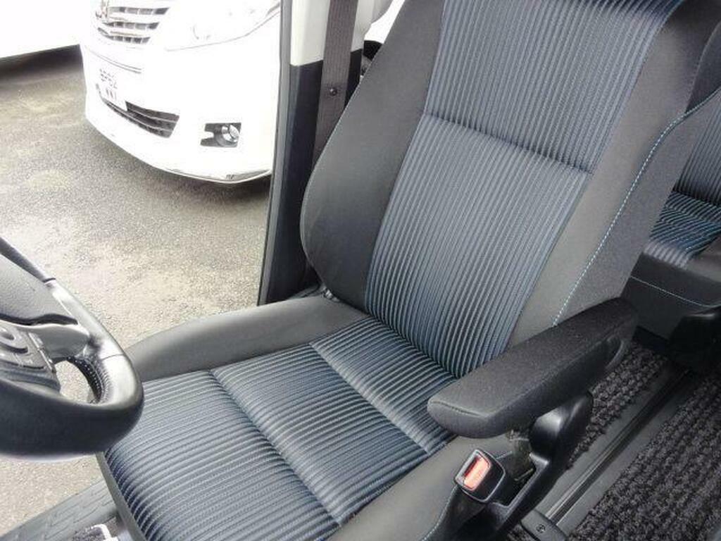 Toyota Voxy 1.8 Black #28