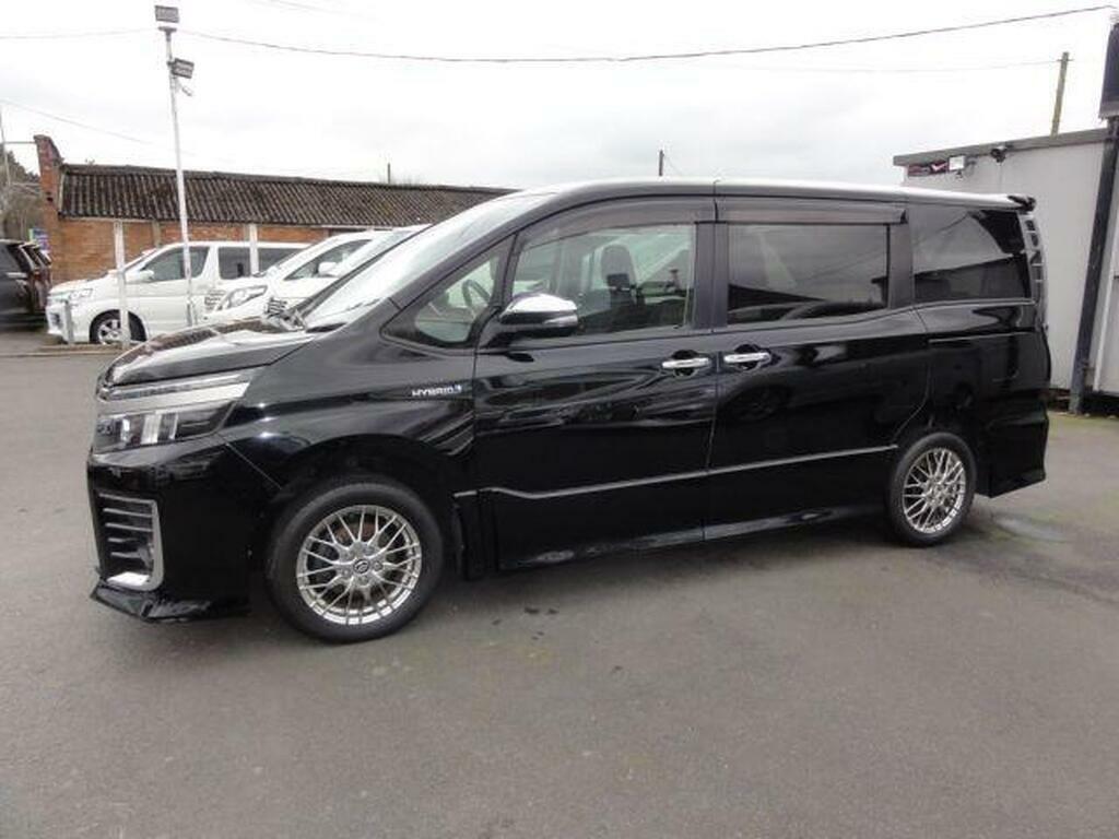 Toyota Voxy 1.8 Black #10